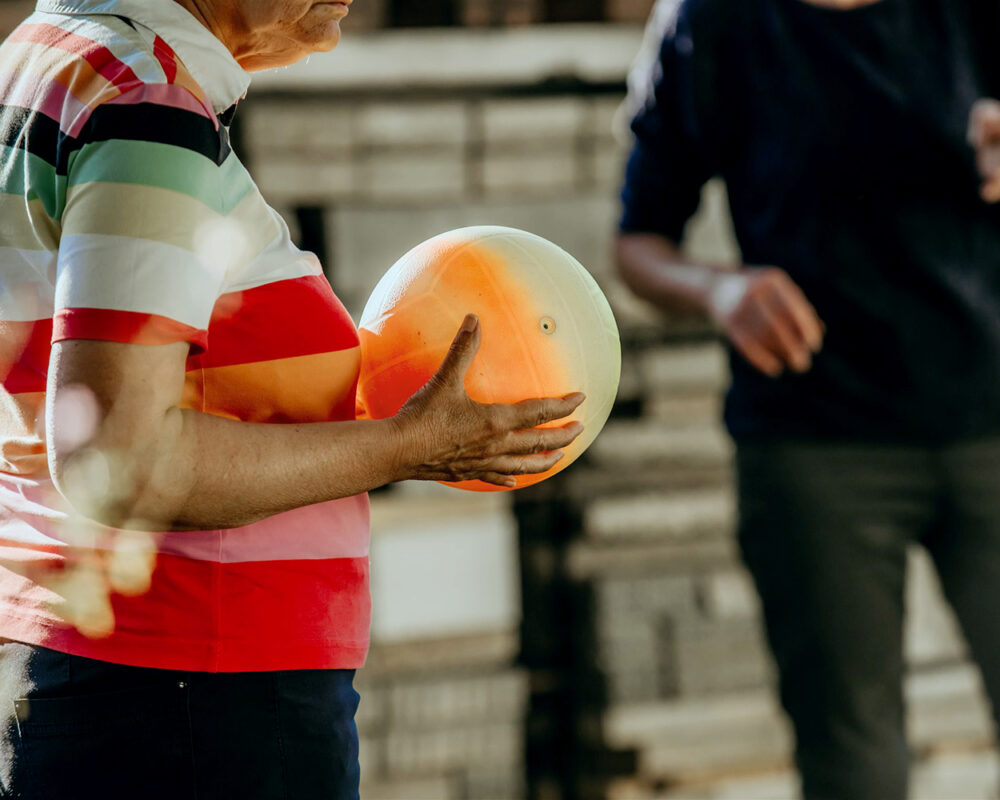 Eine Person hält einen Ball in den Händen