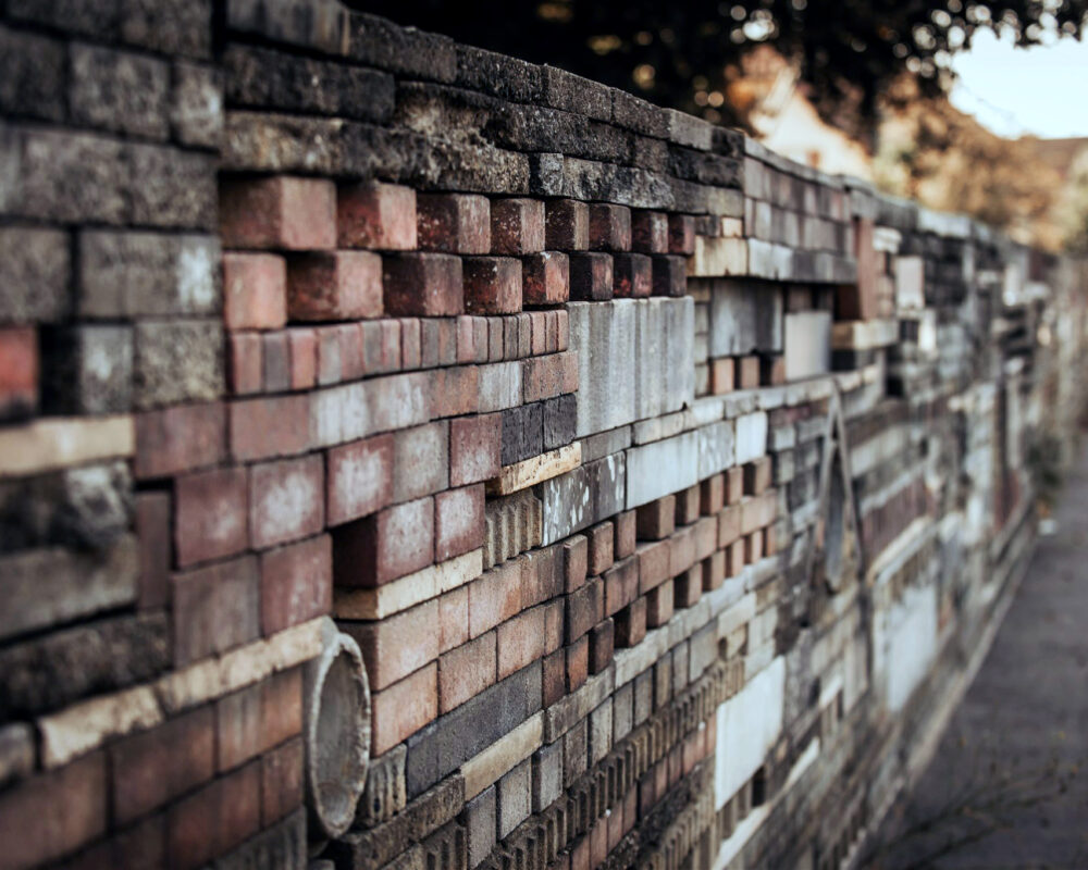 Ansicht einer Backsteinmauer bestehend aus Ziegelsteinen unterschiedlicher Art