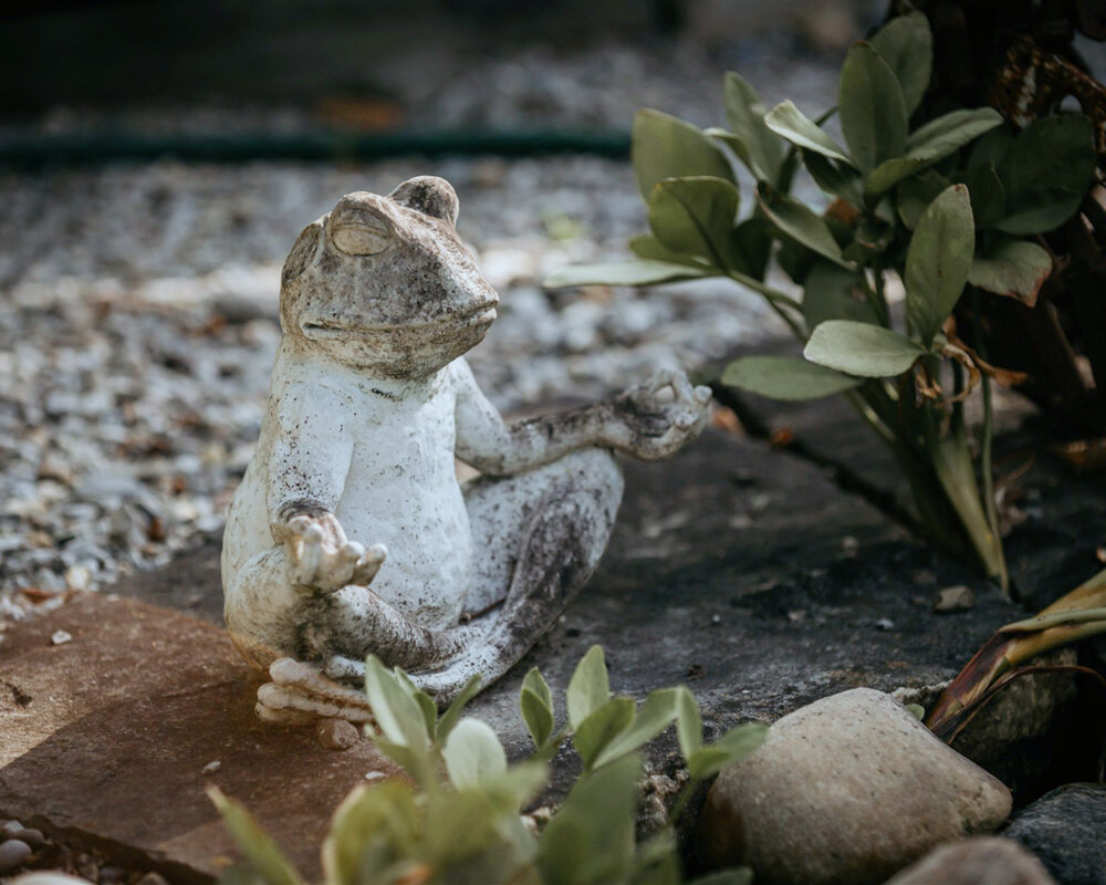 Eine dekorative Figur in Form eines meditierenden Frosches