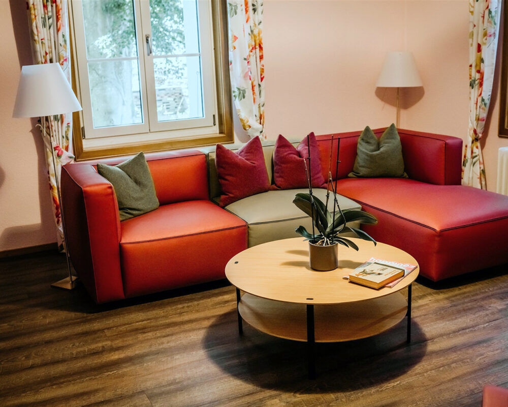 Ein Wohnbereich mit Sofa und Tisch
