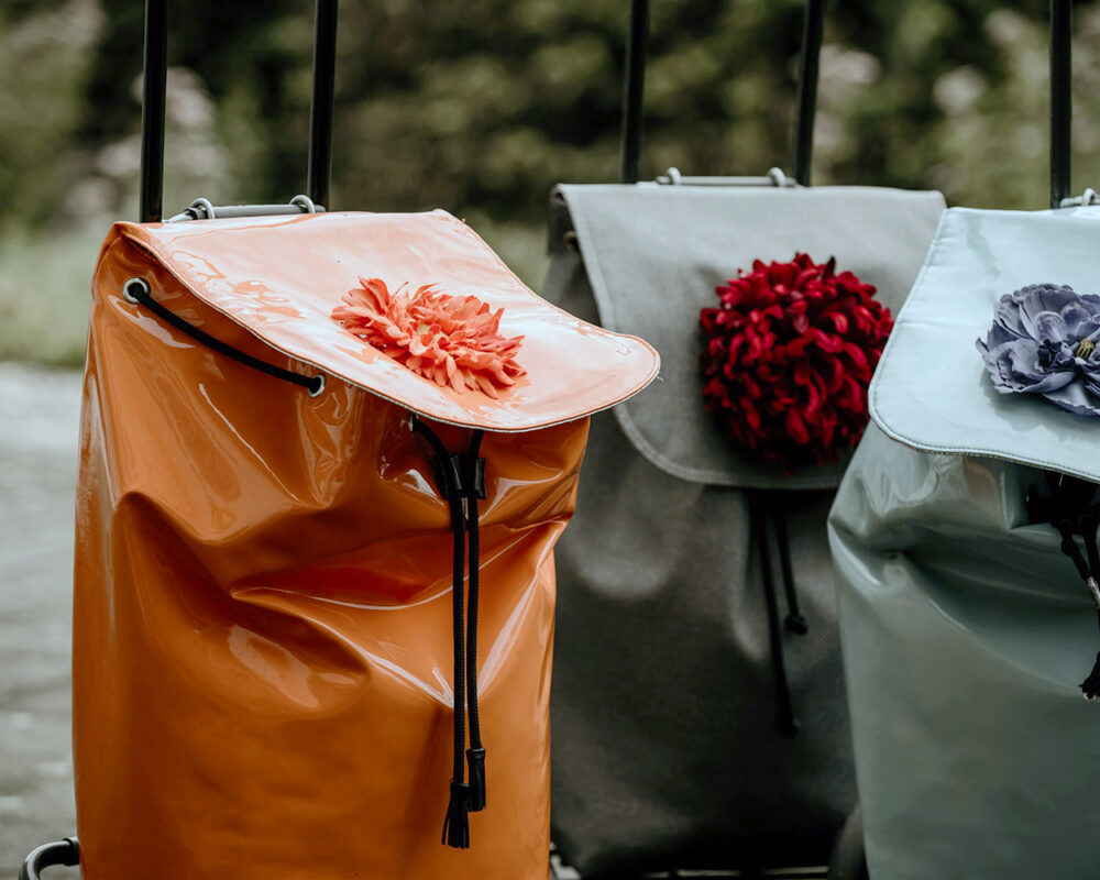 Taschen die mit Blumen dekoriert sind