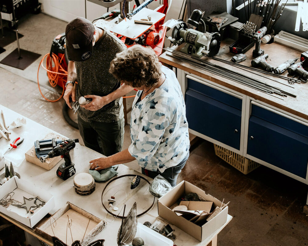 Zwei Personen arbeiten in der Tagesstätte