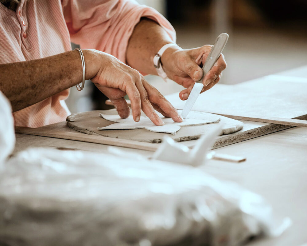 Eine Person arbeitet in der Tagesstätte
