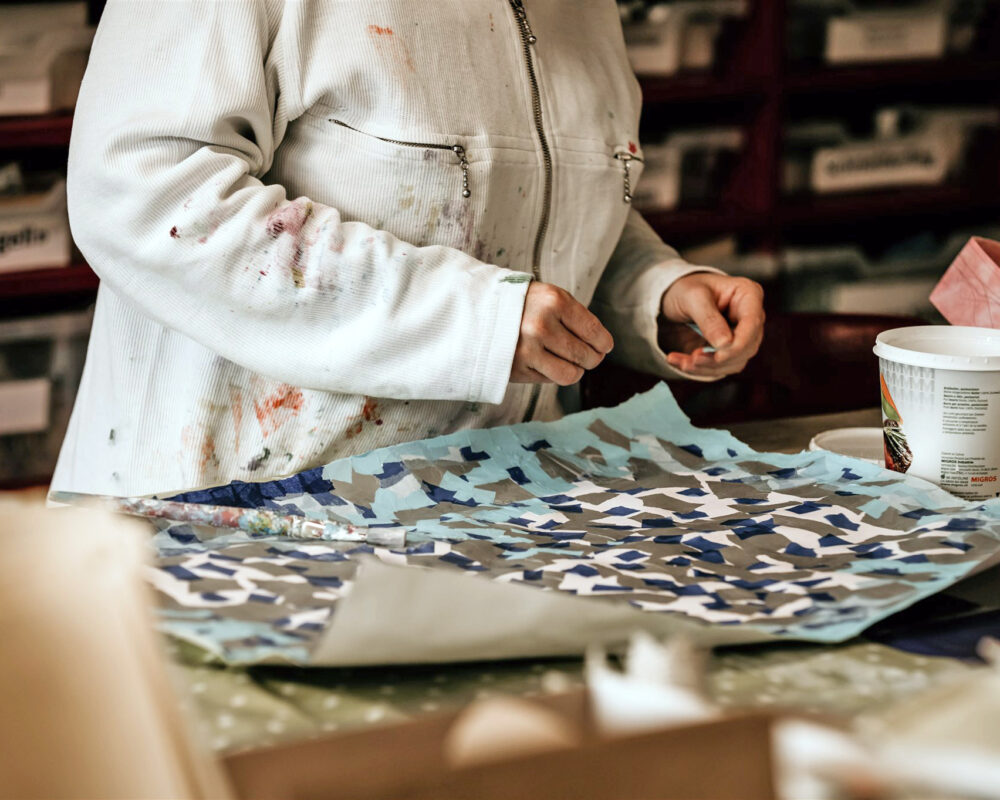 Eine Person arbeitet in der Tagesstätte