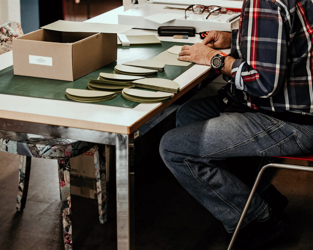 Eine Person arbeitet in der Tagesstätte