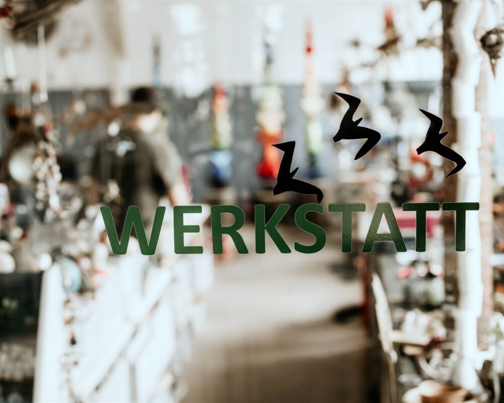 Beschriftung «Werkstatt» an der Glastüre