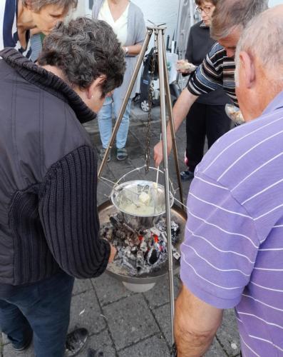 231000 Fondueessen draussen (13)
